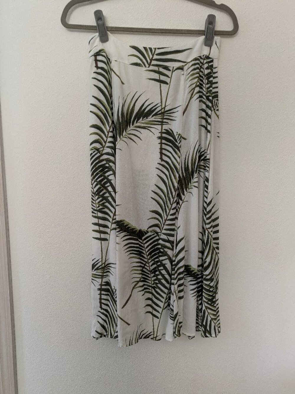 H&M Leaf print midi skirt size 6